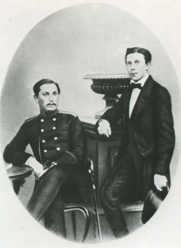 Модест Петрович Мусоргский (справа) с братом, Филаретом Петровичем, 1858 год